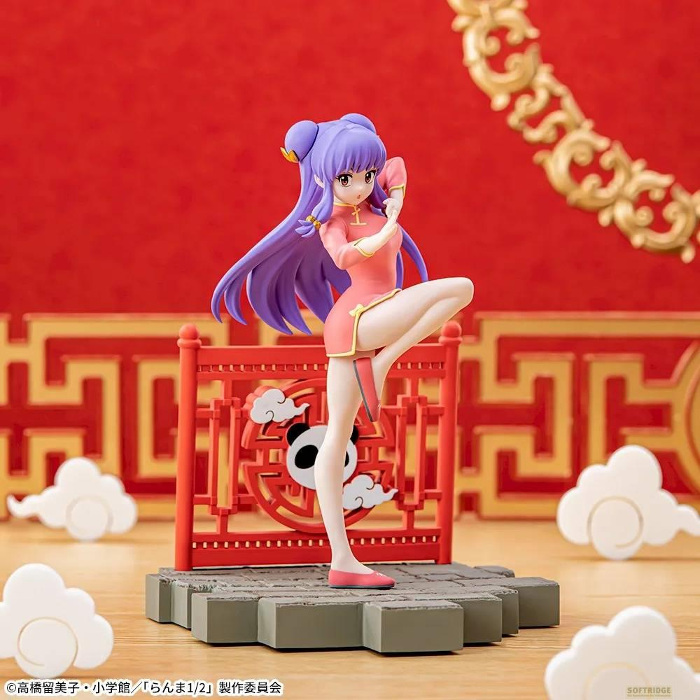 Eine Figur eines Anime-Mädchens mit lila Haaren in einem rosa Kleid steht auf einer Bühne.
