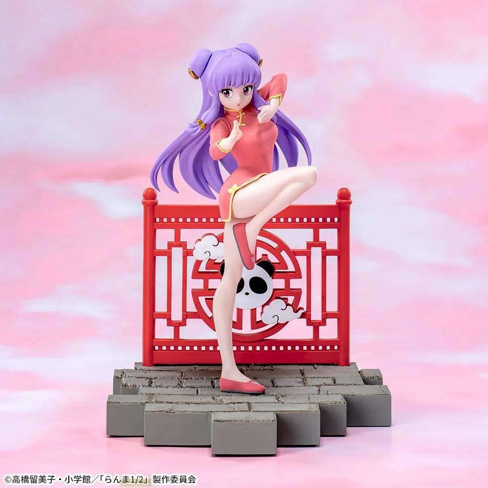 Anime-Figur einer Frau in rot mit lila Haaren und Panda-Dekor.