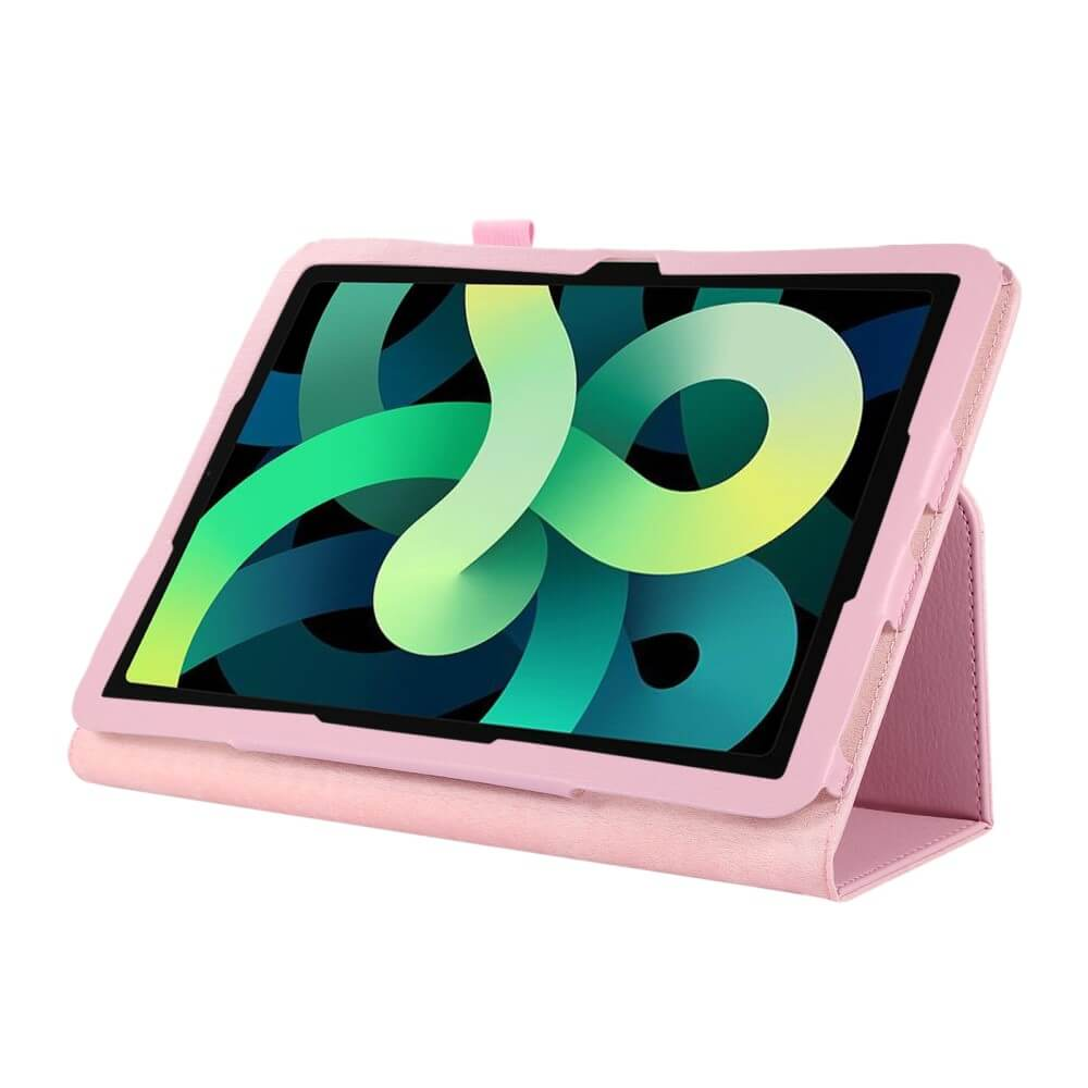 Un supporto per tablet rosa che tiene un tablet che mostra un motivo astratto verde.