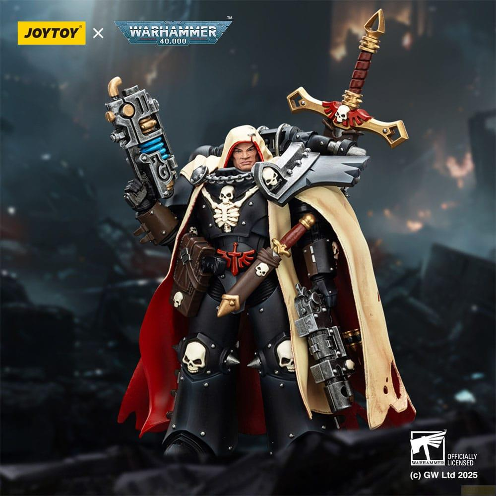 Figurka Space Marine w czarnej zbroi, z kapturem, trzymająca broń i miecz. Ozdobiona czaszkami.