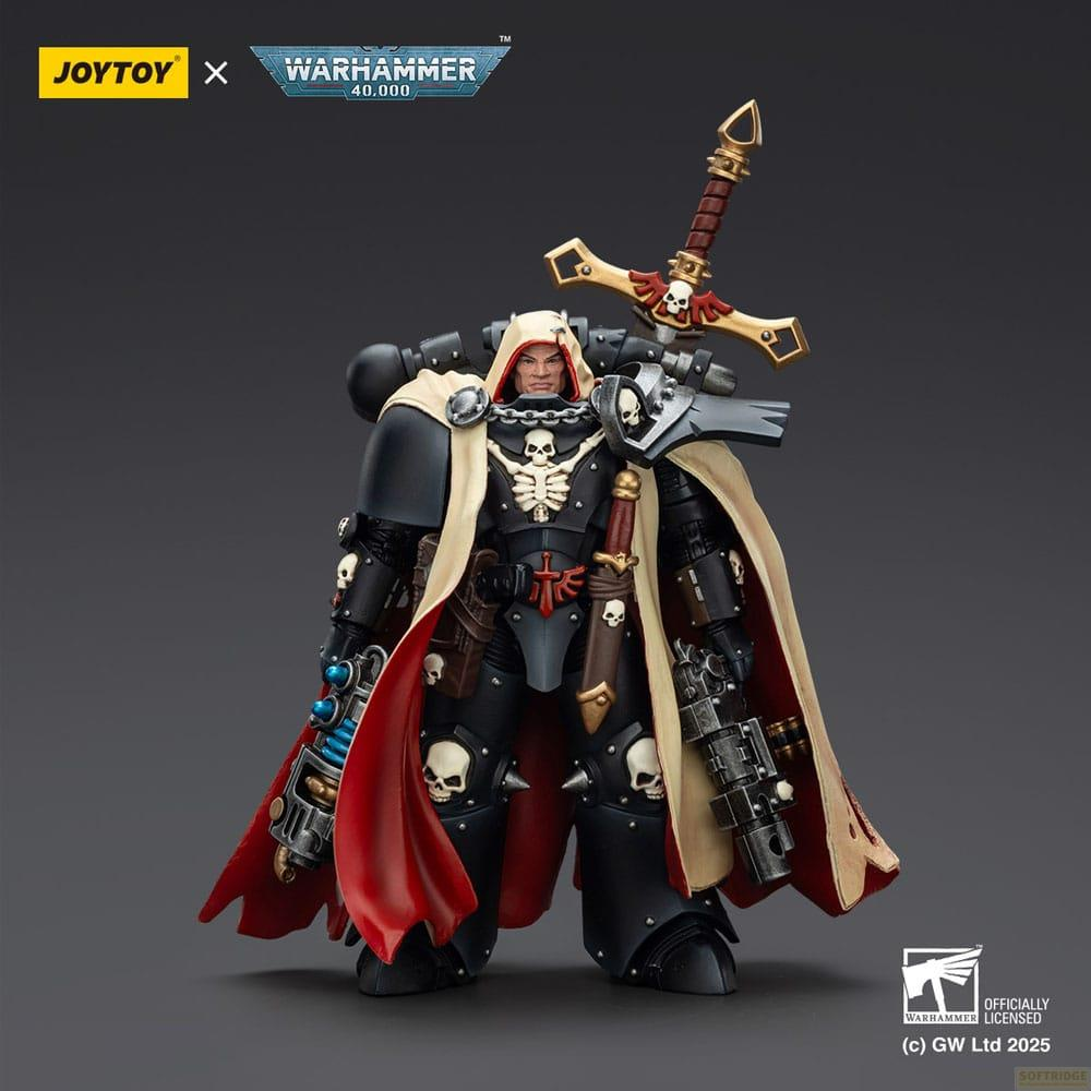 Kosmiczny Marine z Warhammer 40k w hełmie, kapturze i szacie, trzymający miecz.