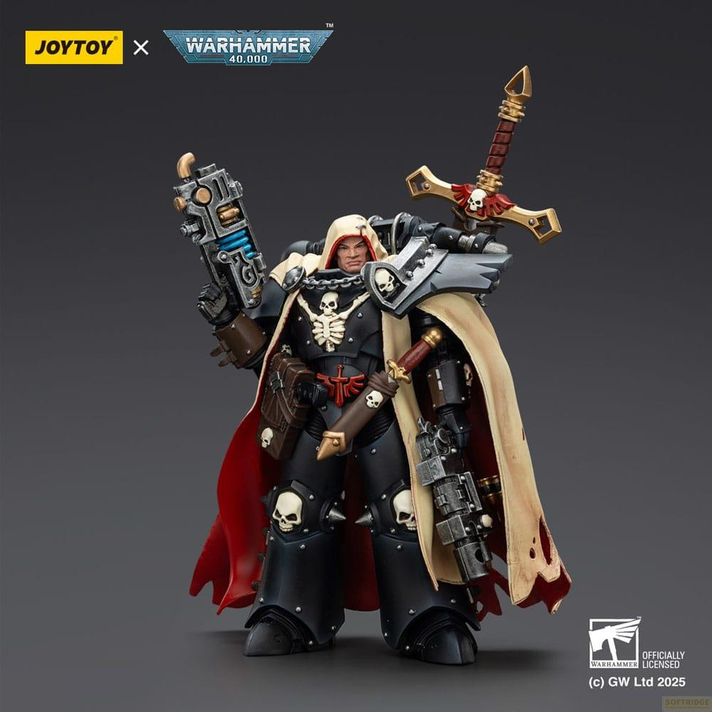 Figurka Warhammer 40K Space Marine z kapturem, trzymająca broń.