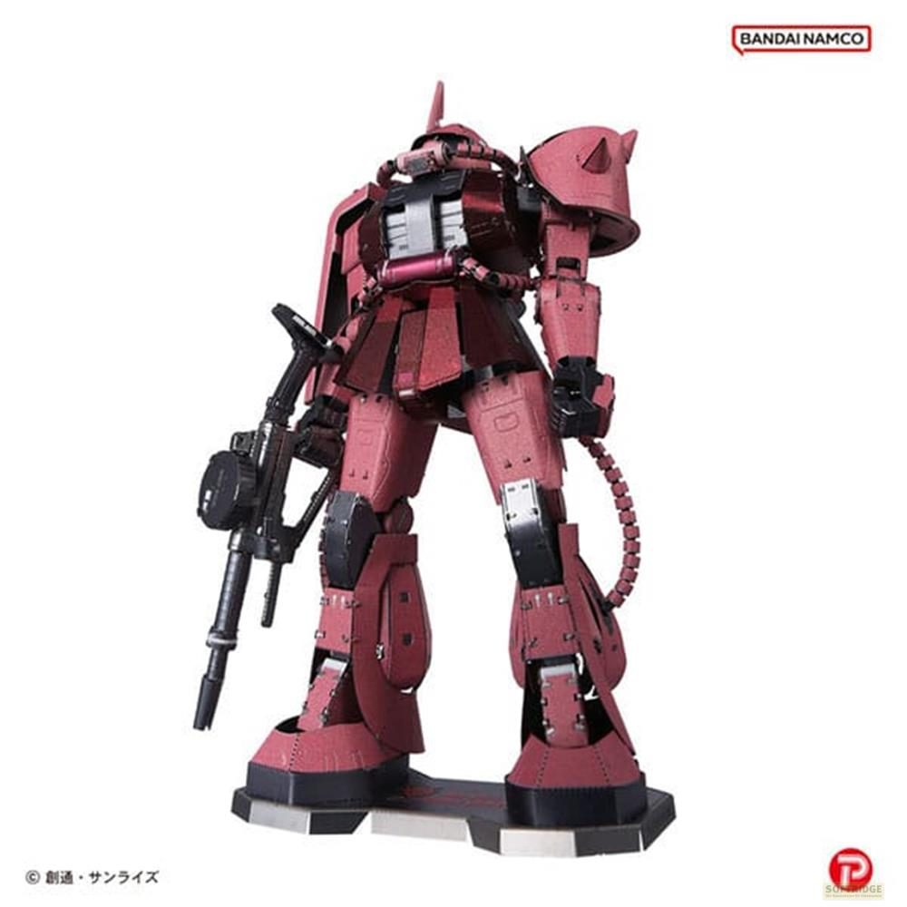 Ein rotes, detailliertes Robotermodell mit einer Waffe steht auf einem Sockel. Bandai Namco Logo sichtbar.