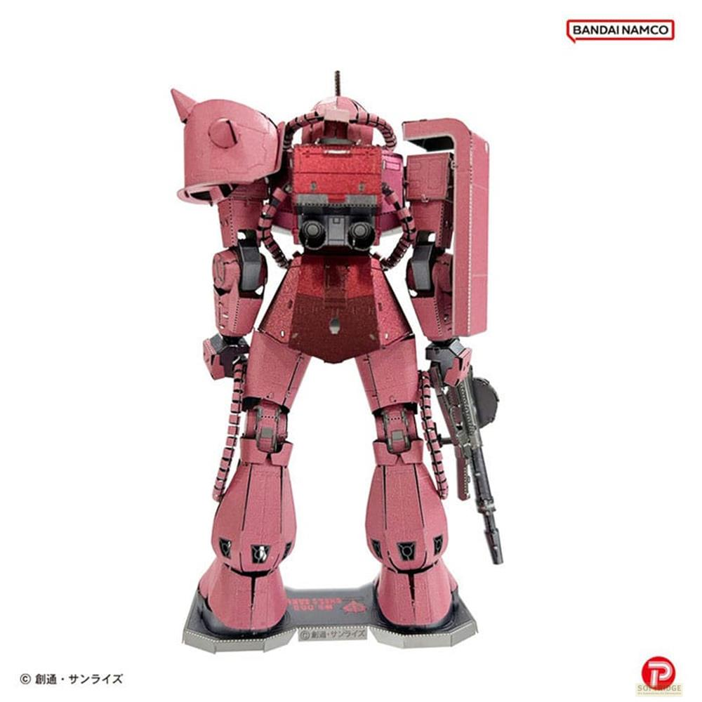Ein rosafarbener Metallroboter mit Gewehr steht auf einer Basis.