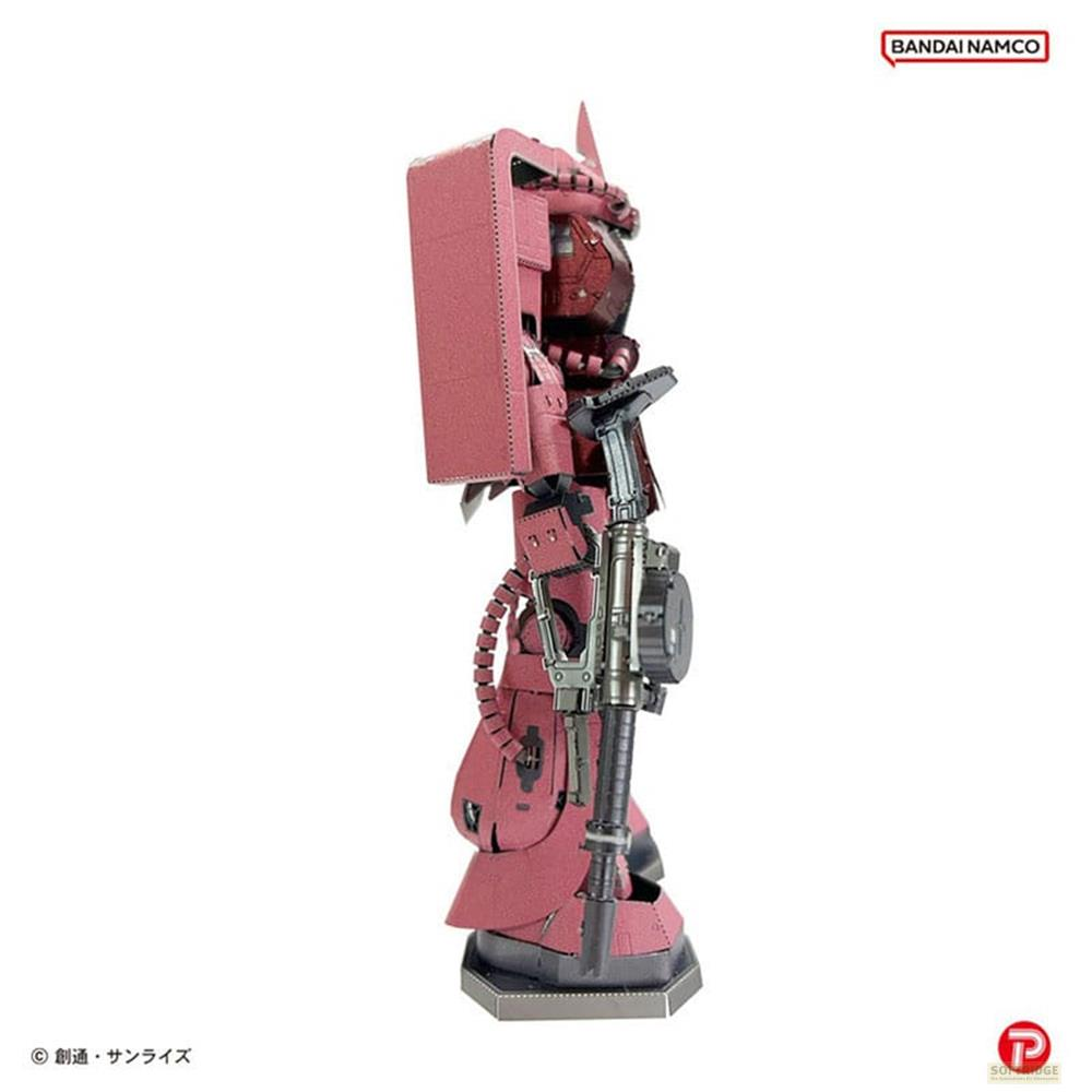 Ein rosafarbener Mech mit einem Gewehr hält eine Pose, Bandai Namco Logo oben rechts.