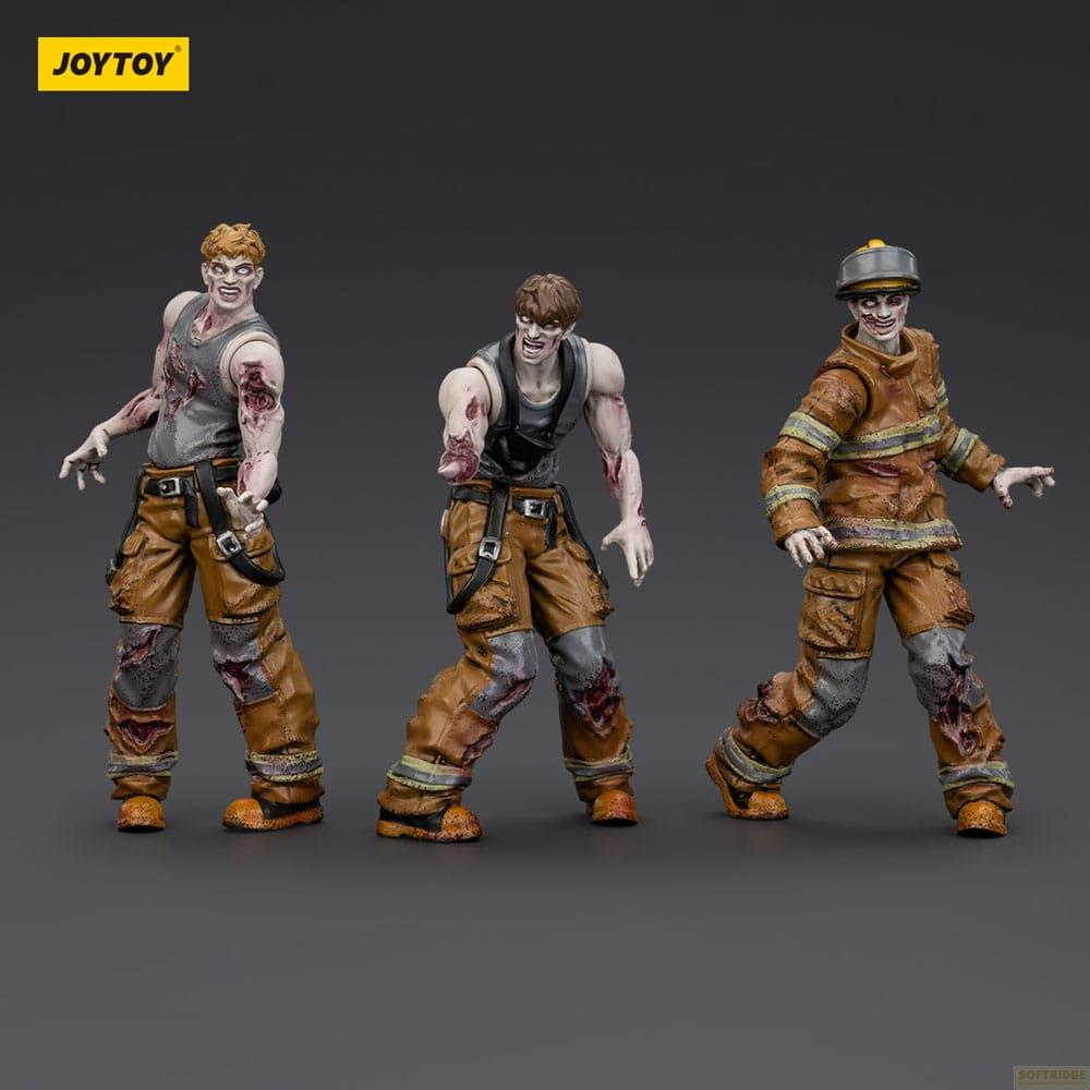 Tre action figure di zombie in abiti strappati su sfondo grigio.