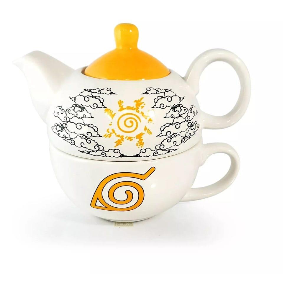 Weiße Teekanne und Tasse mit gelbem Deckel, Wolkenmuster und Symbolen.