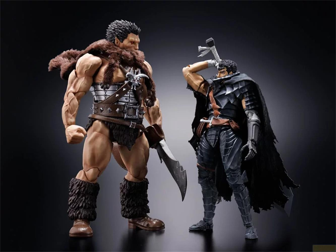 Due action figure: un guerriero muscoloso in pelliccia e un guerriero in armatura.