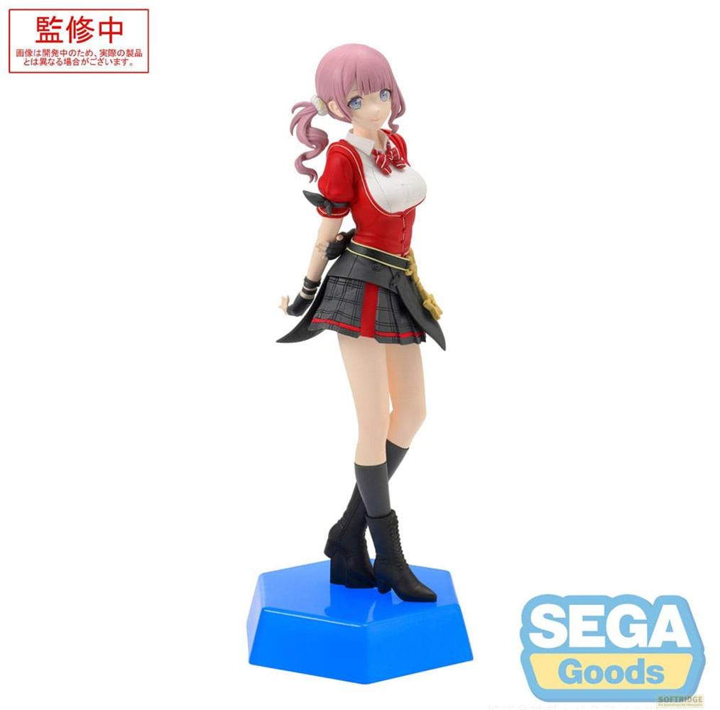 Eine Anime-Figur mit rosa Haaren, roter Jacke und kariertem Rock auf blauem Podest.