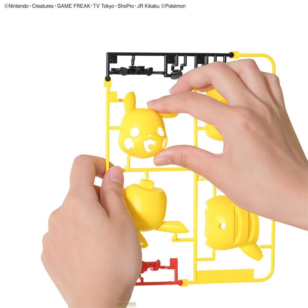 Mains assemblant des pièces jaunes de Pikachu sur une grappe.