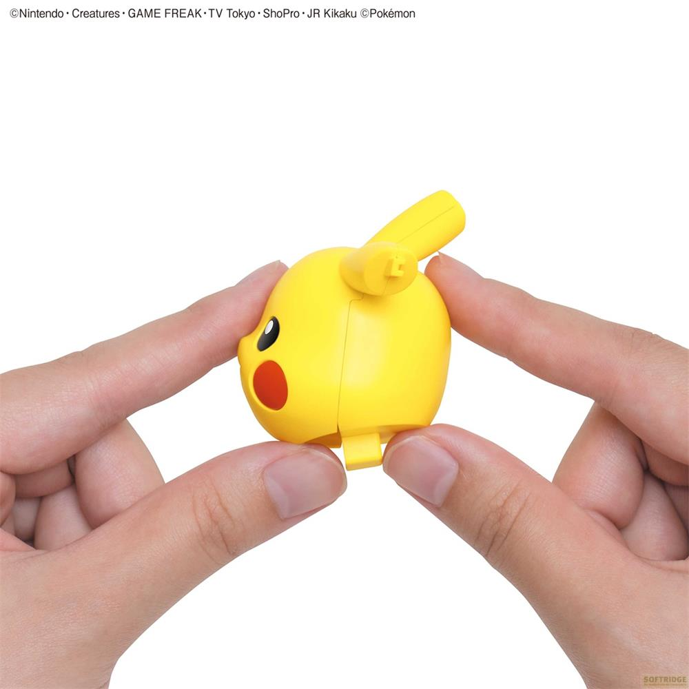 Deux mains tiennent un petit jouet Pikachu jaune. Il a des joues rouges et des yeux noirs.