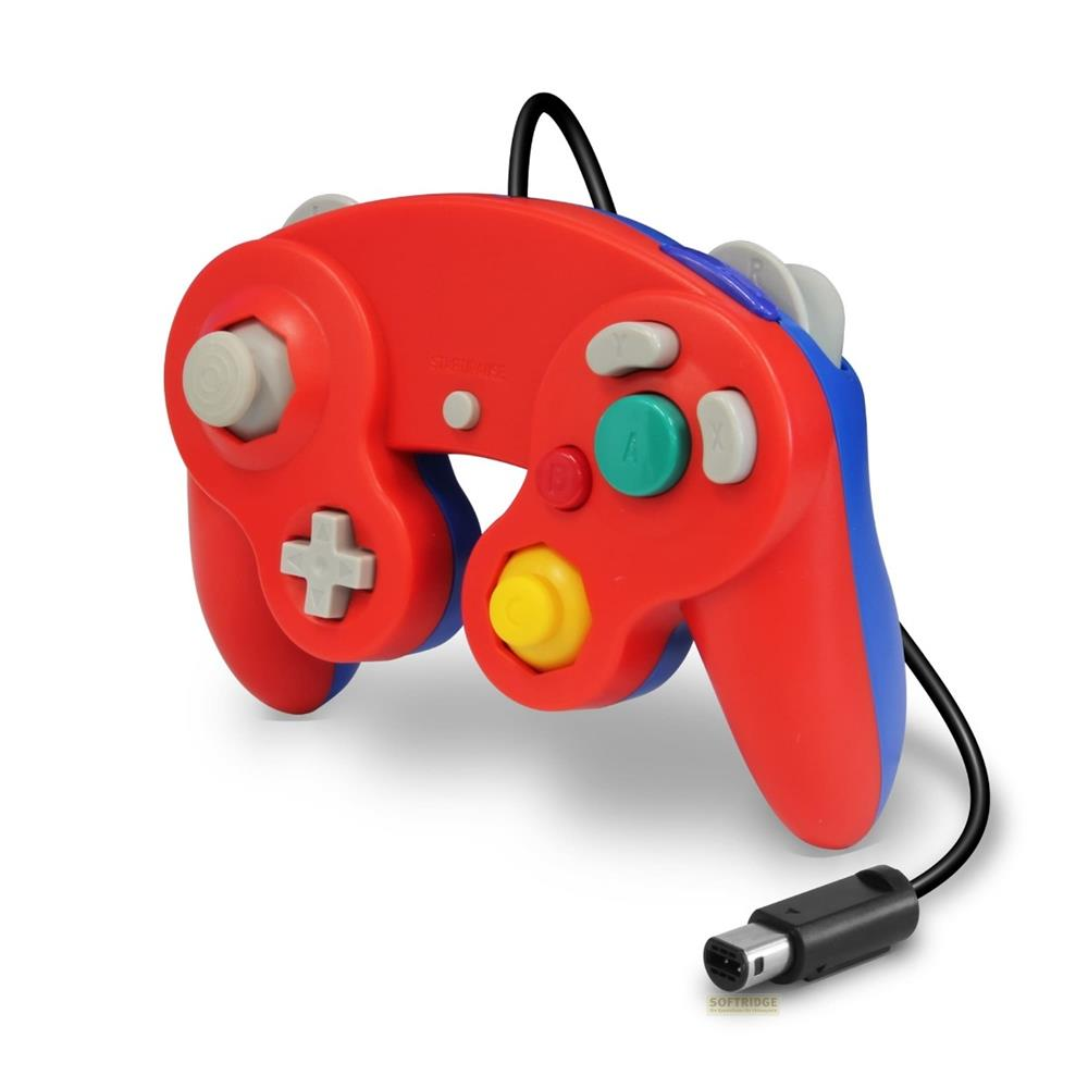 Ein roter und blauer GameCube-Controller mit grauen und bunten Knöpfen.