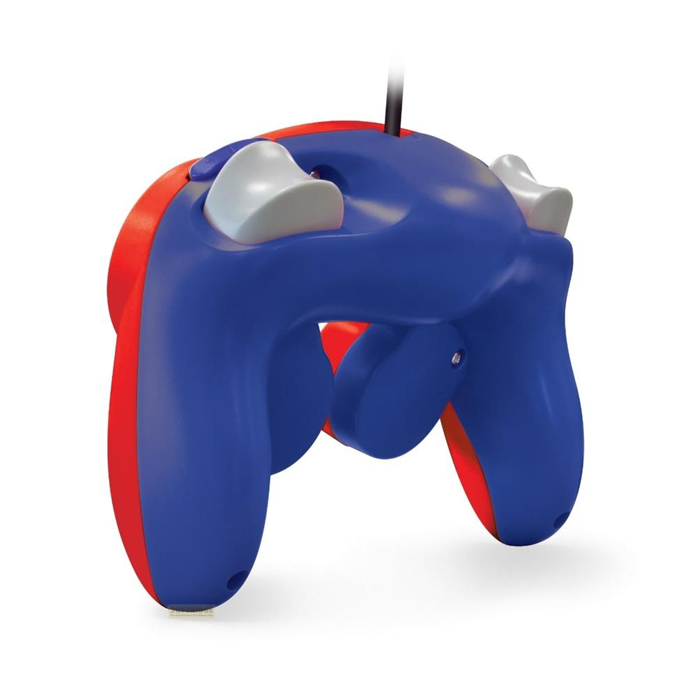 Ein blauer und roter GameCube-Controller mit weißen Knöpfen.