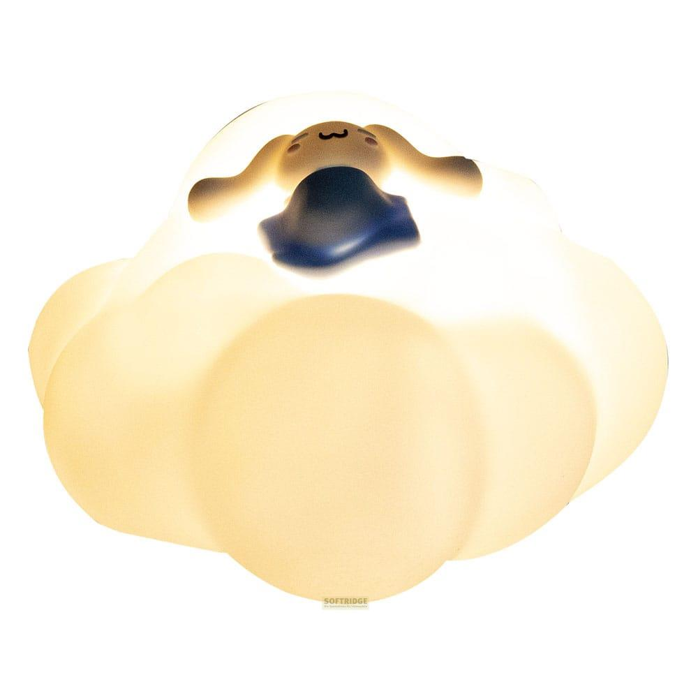Beleuchtete gelbe Nachtlampe in Form eines niedlichen Hundes auf weißem Hintergrund.