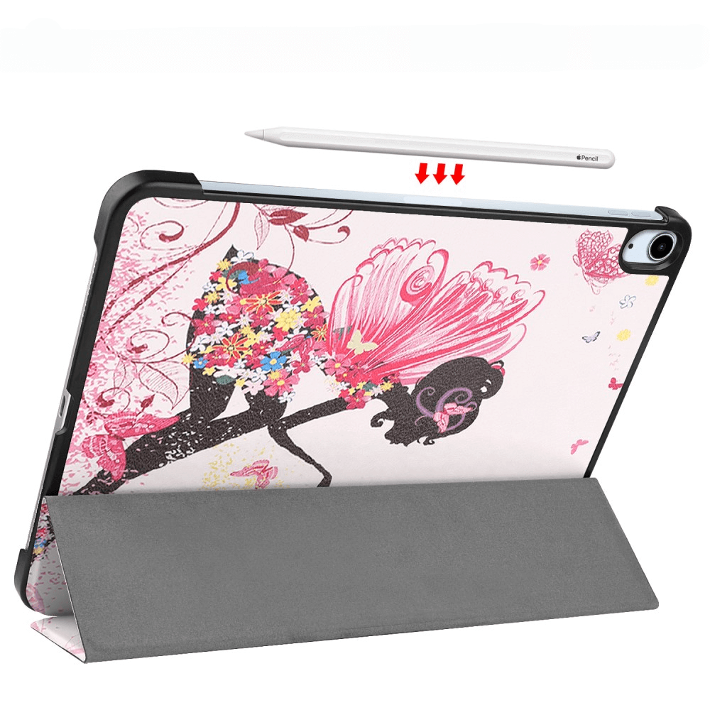 Ein Tablet mit Ständer und einem Stift darüber. Die Hülle zeigt eine Fee mit Blumen.