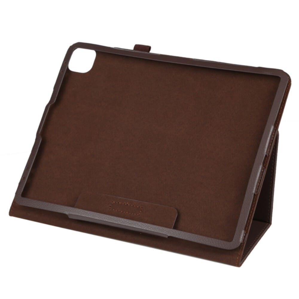 Étui marron pour tablette avec support intégré et découpes.