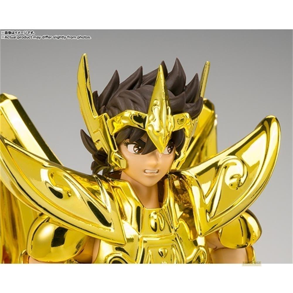 Una figura con armadura dorada brillante, casco y cabello castaño, primer plano.