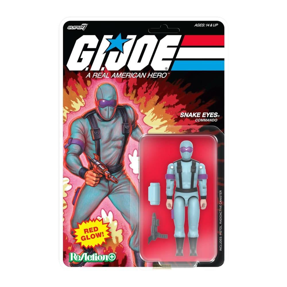 Figura de acción Snake Eyes de G.I. Joe en uniforme azul con arma sobre fondo de fuego.