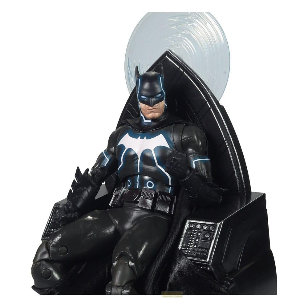 Batman seduto su un trono con simbolo di pipistrello bianco e accenti blu.