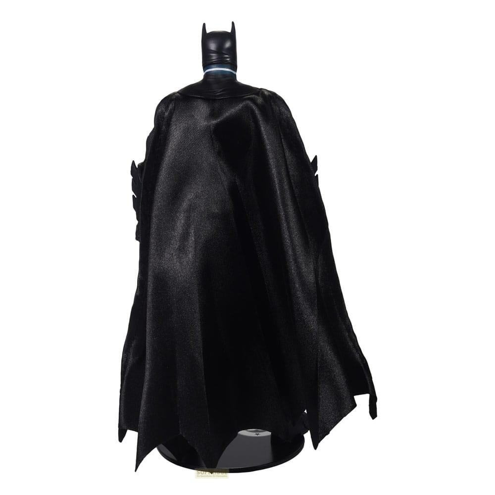 Vista posteriore di una figura di Batman con mantello e maschera neri, su base.