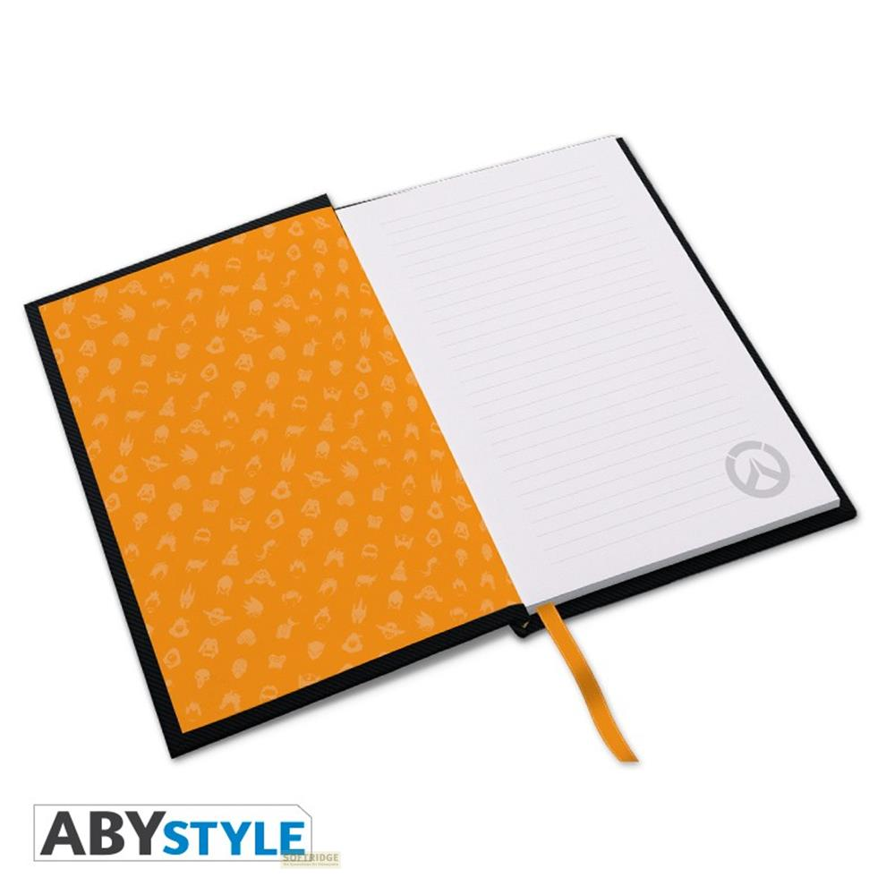Ein aufgeschlagenes Notizbuch mit einem orangefarbenen Umschlag voller Symbole.
