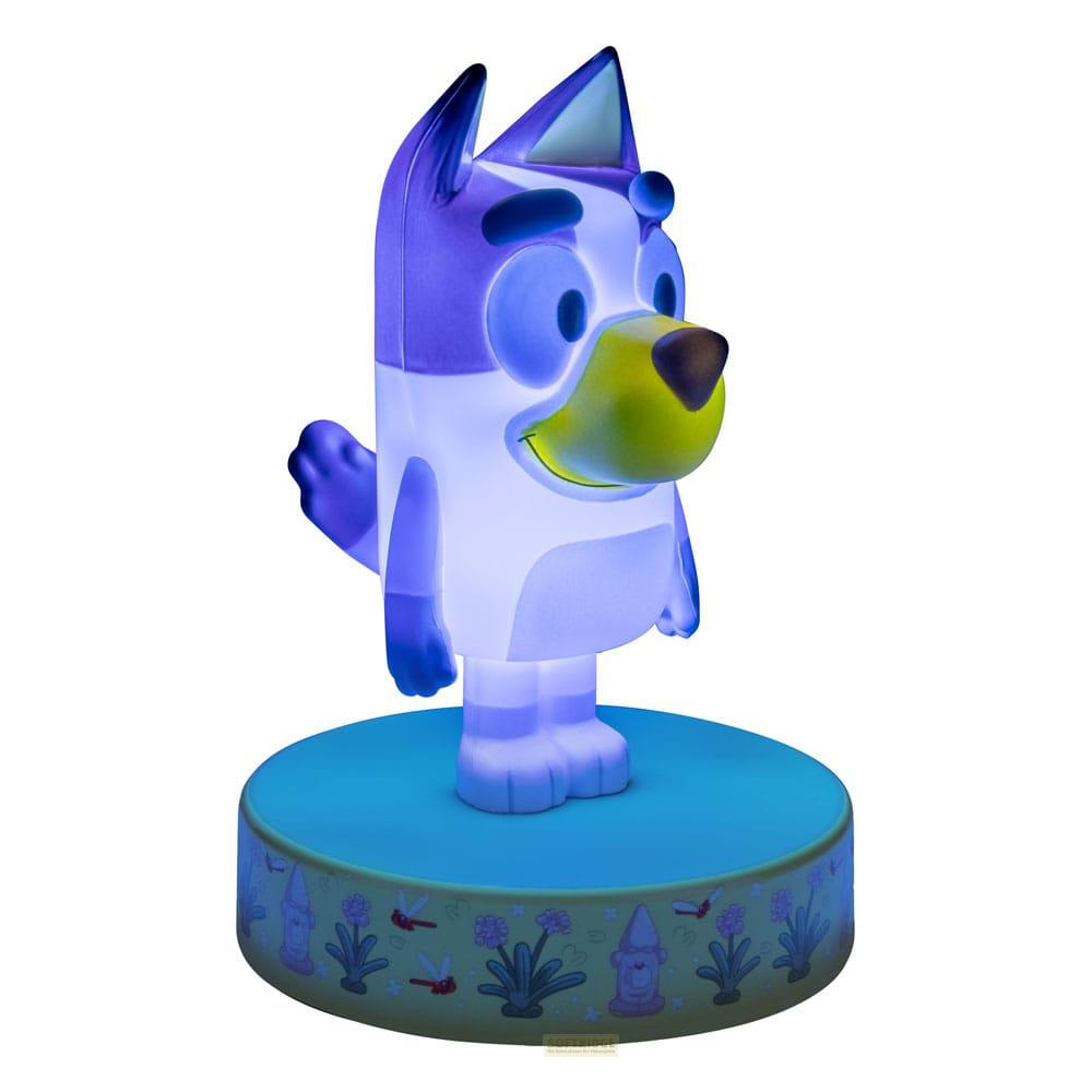 Podświetlana figurka Bluey stoi na jasnoniebieskiej podstawie z motywem kwiatowym.