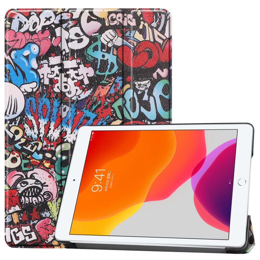 Ein Tablet mit einem bunten Graffiti-Schutzhülle und einem leuchtenden Sperrbildschirm.