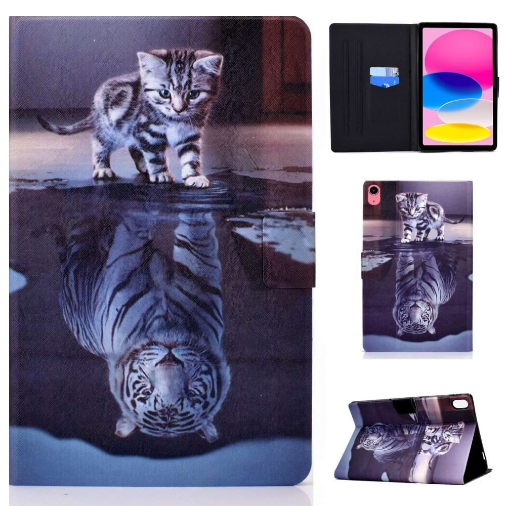 Un gattino sta su una superficie bagnata, che riflette una tigre.