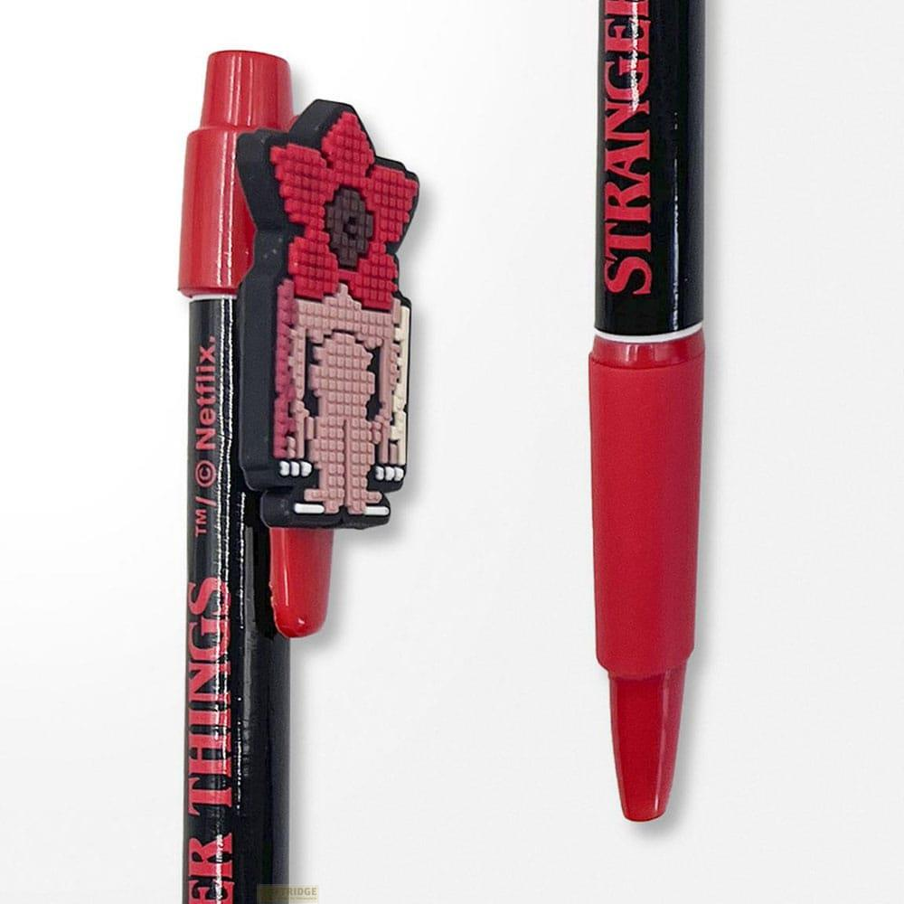 Ein schwarzer Stift mit Demogorgon-Anhänger und ein roter Stift.