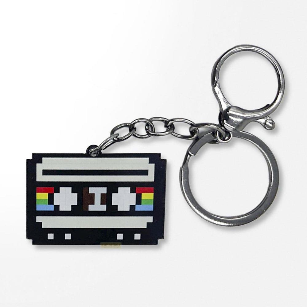 Pixel-Kassetten-Schlüsselanhänger mit Regenbogenfarben und silbernem Schlüsselring.