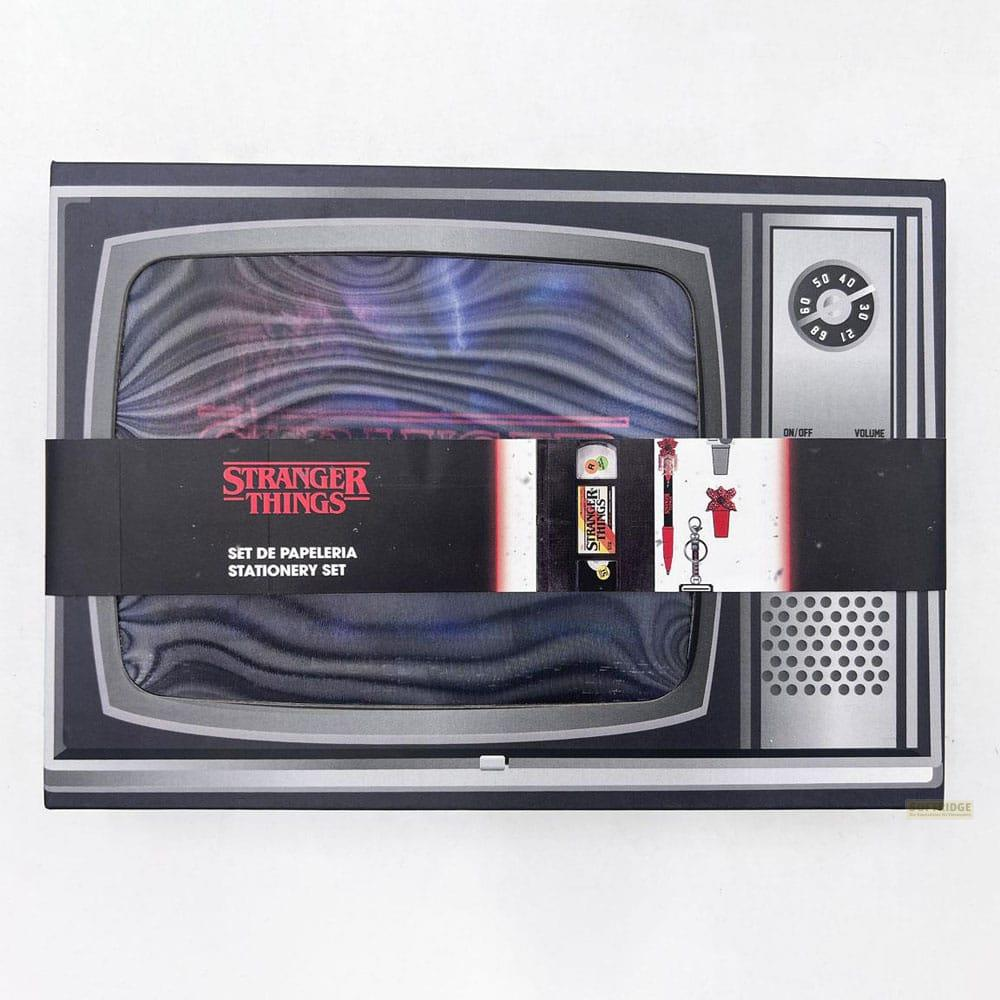 Stranger Things Briefpapier-Set in einer TV-Verpackung mit Stiften und Schlüsselanhänger.