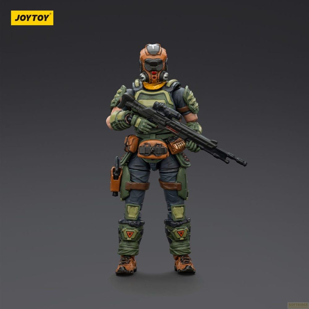 Action figure soldato con fucile, elmo arancione e abbigliamento mimetico.