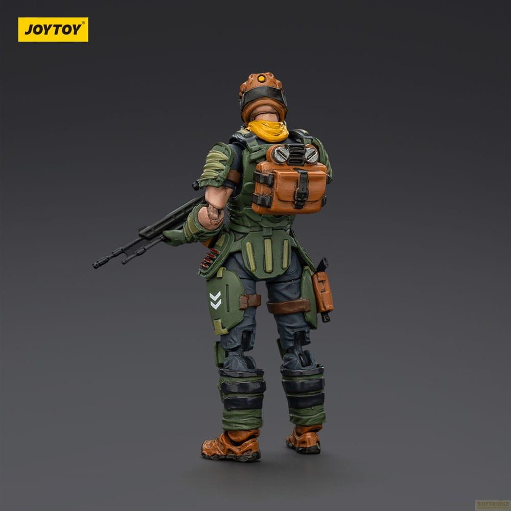 Action figure di soldato in uniforme con zaino e fucile, vista da dietro.