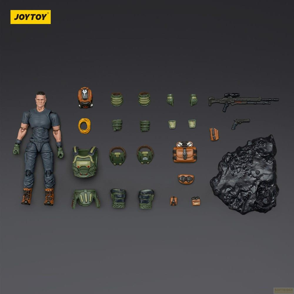Action figure con armatura, armi e accessori su sfondo scuro.