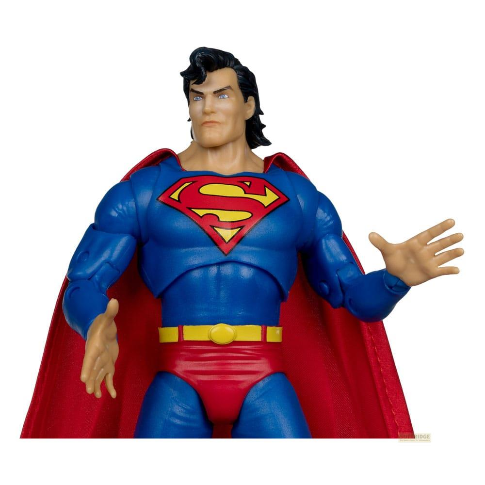 Figura de acción de Superman con traje azul, capa roja y logotipo S amarillo y rojo en el pecho sobre fondo blanco.
