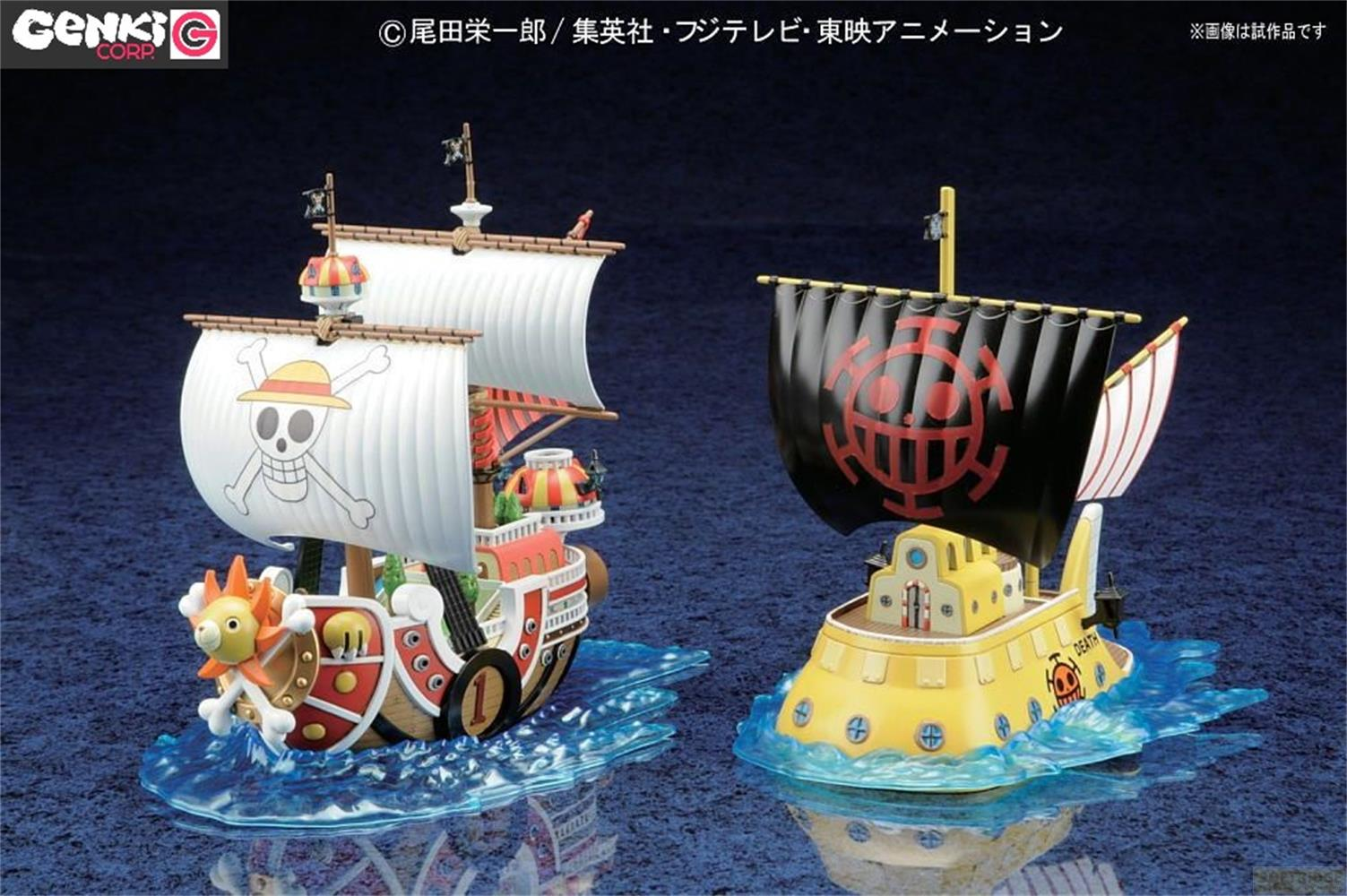 Zwei Modellschiffe mit Segeln auf blauem Wasser. Eines ist weiß mit Totenkopf, das andere gelb mit schwarzem Segel.