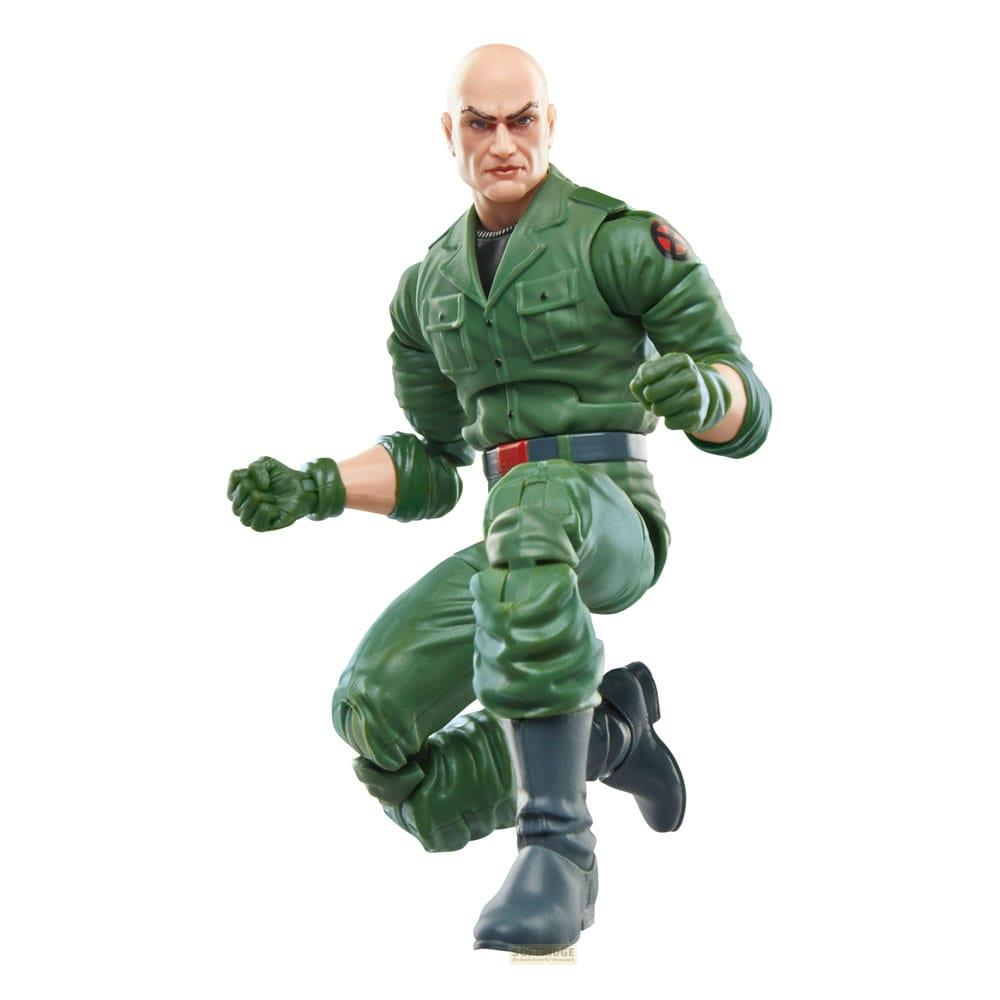 Un hombre calvo con uniforme militar verde, arrodillado y apretando los puños.