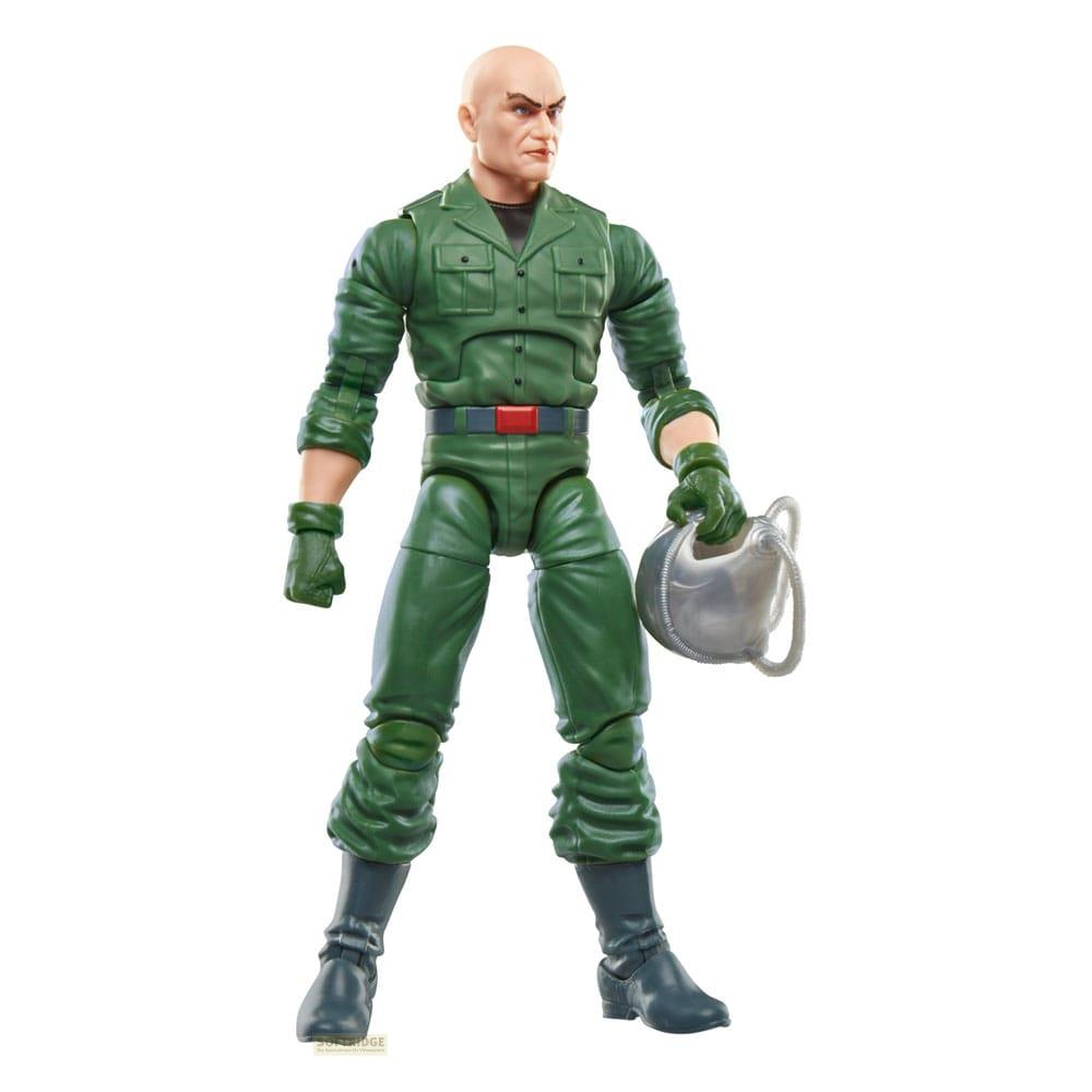 Figura de acción de un hombre calvo con uniforme verde sosteniendo una máscara plateada.