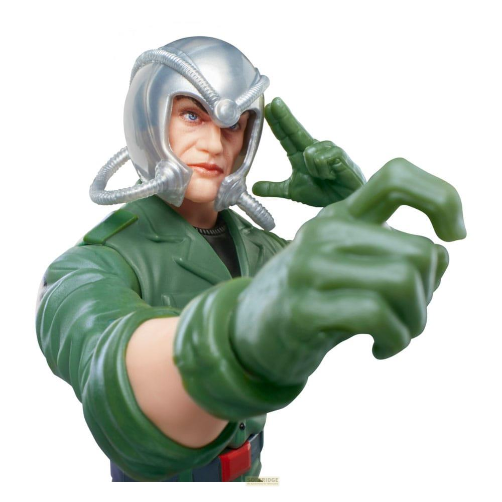 Cabeza de figura de acción de un hombre con casco plateado y uniforme verde.