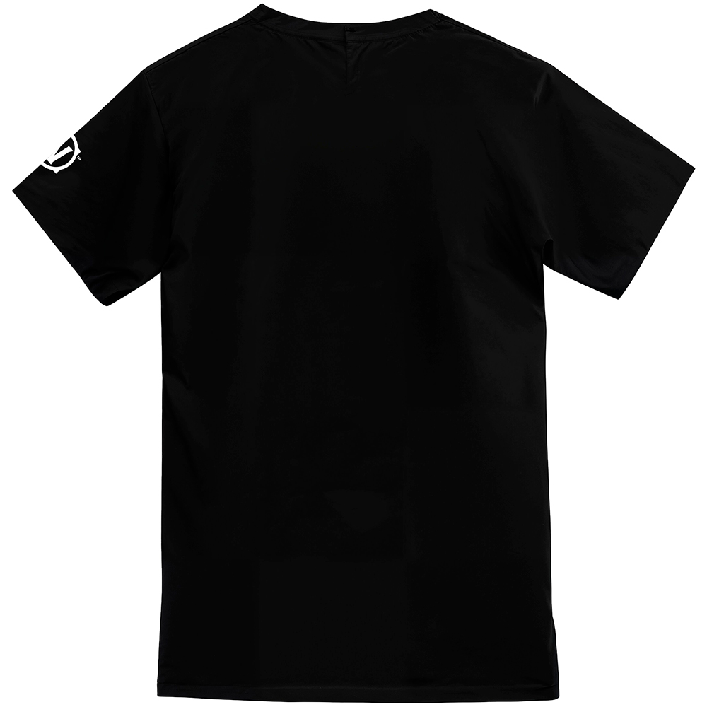 Schwarzes T-Shirt mit weißem Logo auf der linken Schulter.