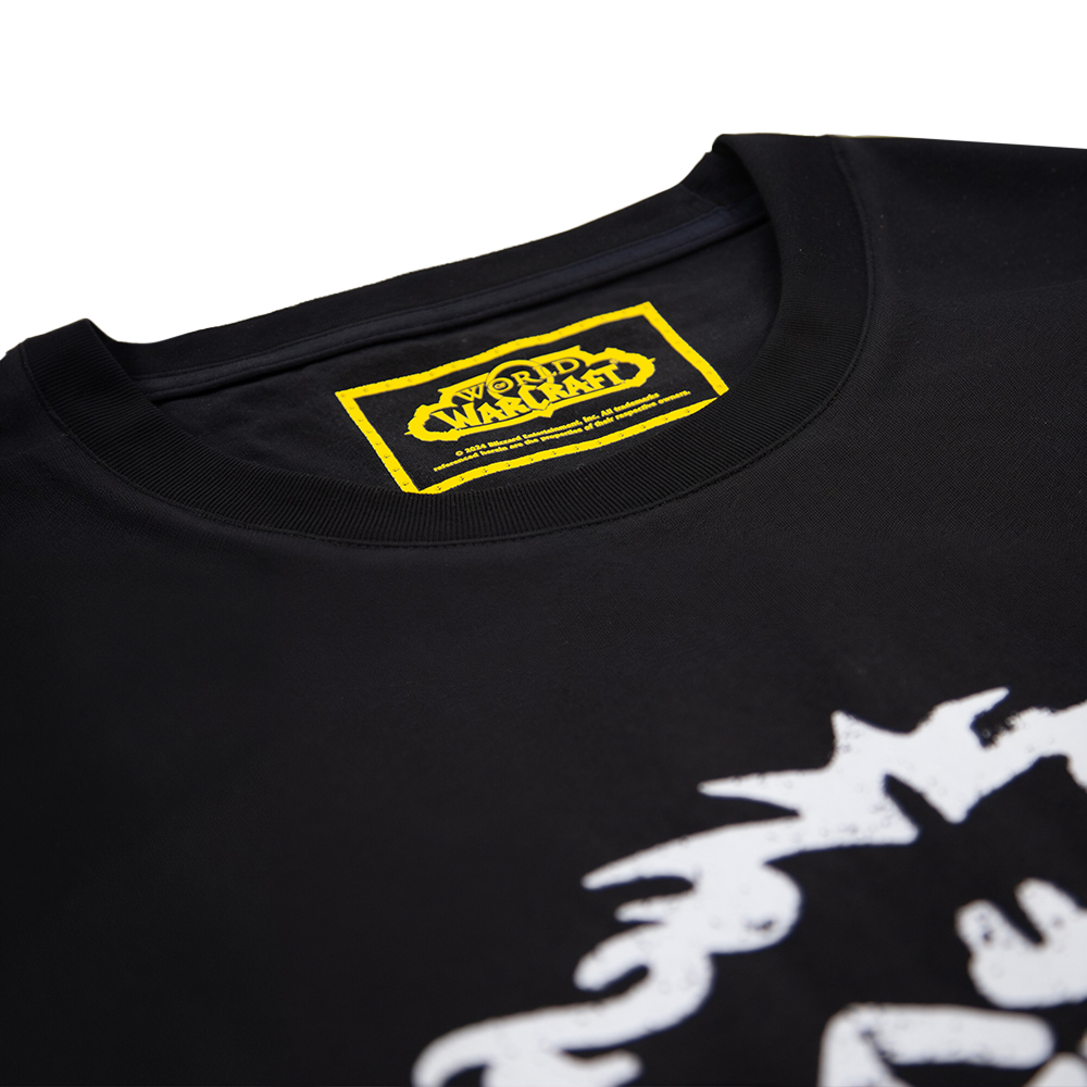 Ein schwarzes T-Shirt mit einem gelben World of Warcraft-Logo am Innenkragen. Eine weiße Grafik befindet sich auf der Vorderseite.