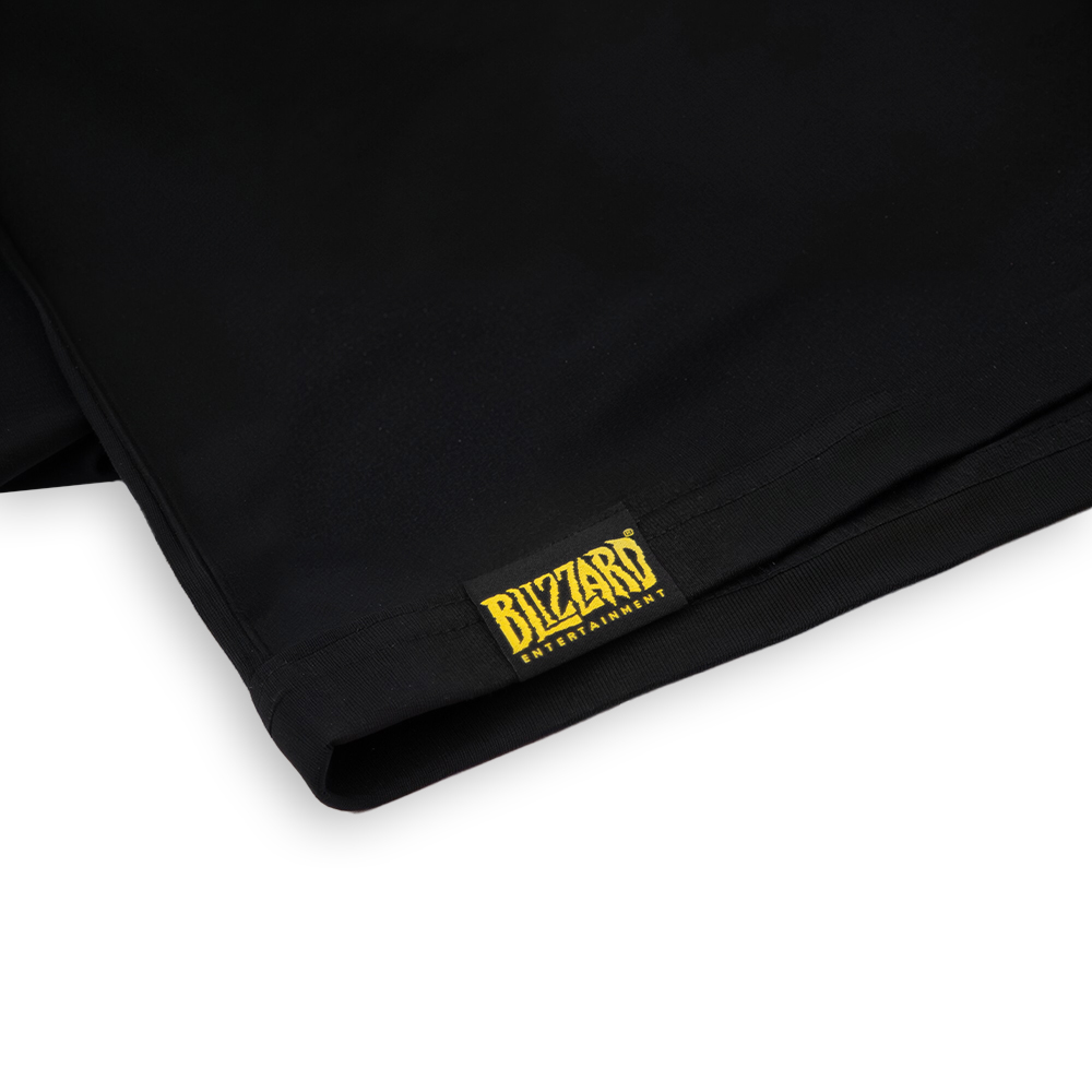 Schwarzes T-Shirt mit gelbem Blizzard Entertainment-Logo-Etikett.