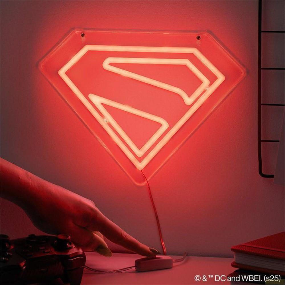 Czerwone neonowe logo Supermana świeci. Dłoń dotyka przełącznika.
