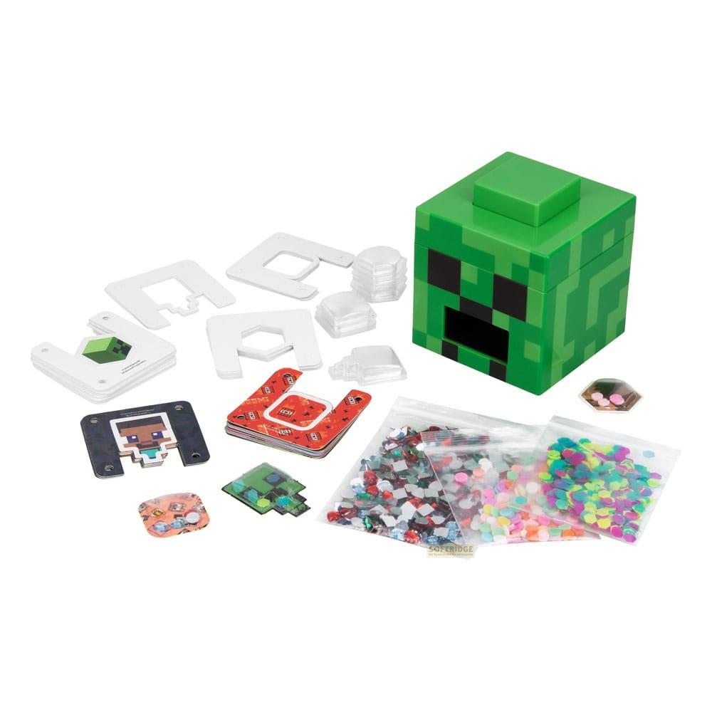 Minecraft Creeper-Würfel mit bunten Konfetti und Spielteilen.