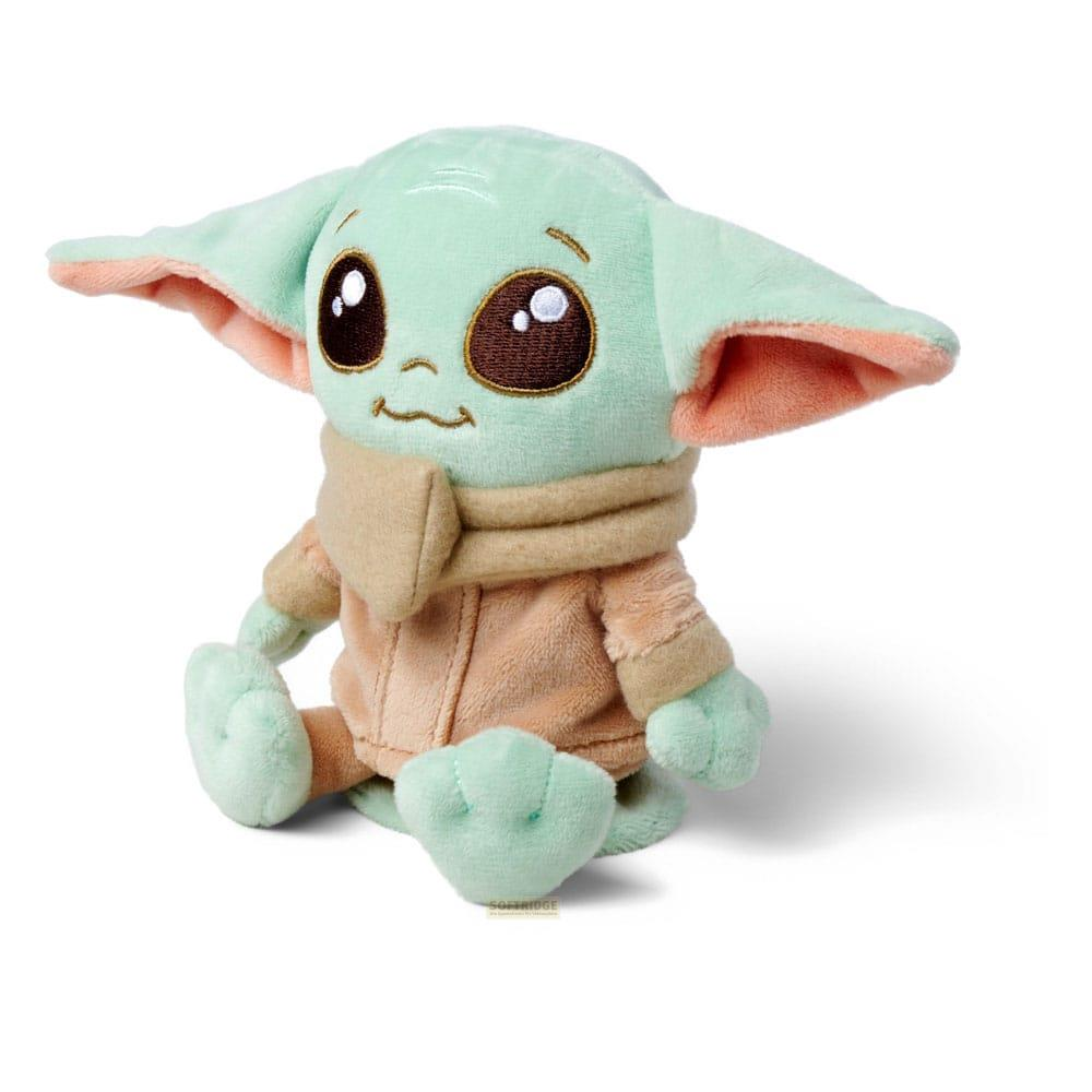 Un peluche verde de Baby Yoda, sentado con orejas grandes, ojos marrones y bufanda.