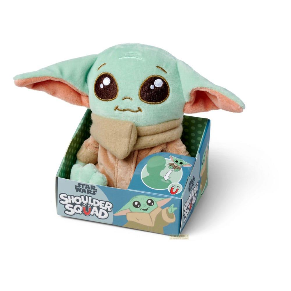 Un peluche verde de Yoda con orejas grandes en una caja con marca Star Wars.