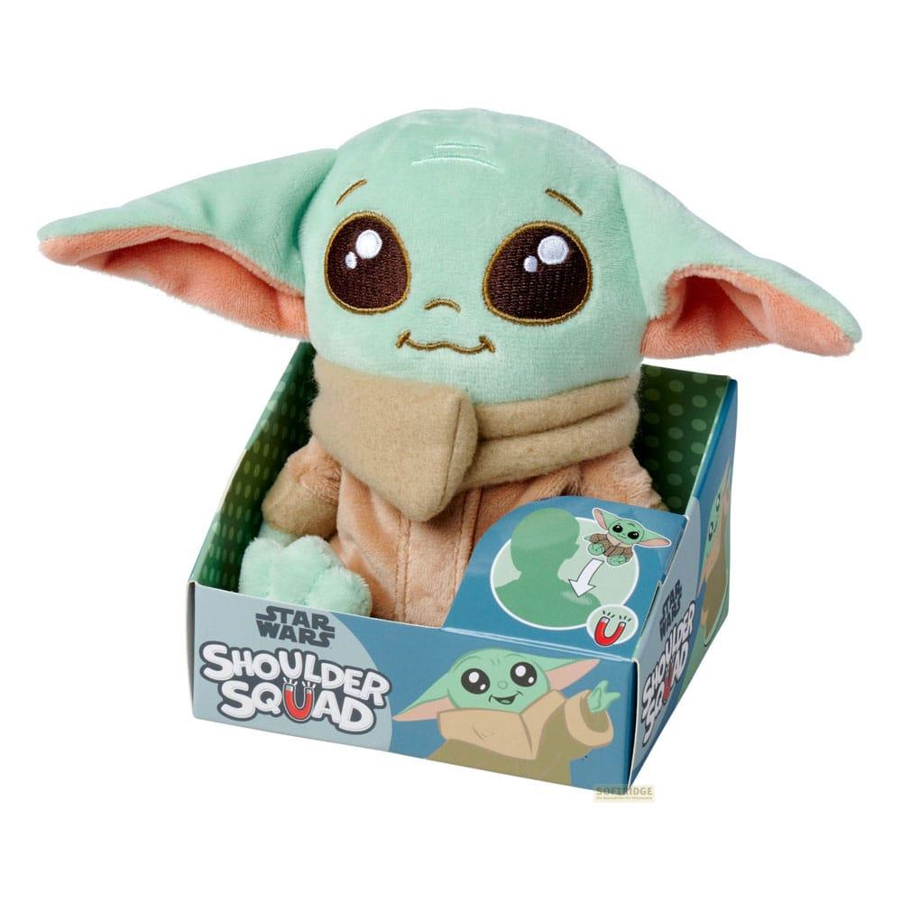 Un peluche de Baby Yoda en su caja con la marca 'Star Wars Shoulder Squad'.