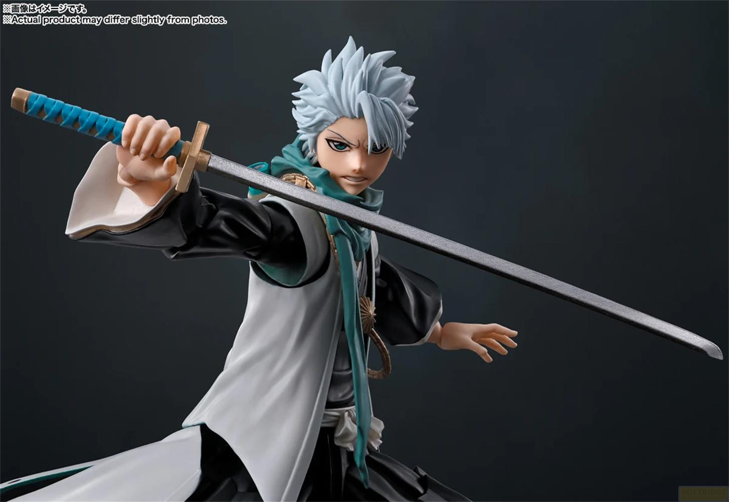 Figura de pelo blanco con espada, vestida con túnica blanca y fajín azul.