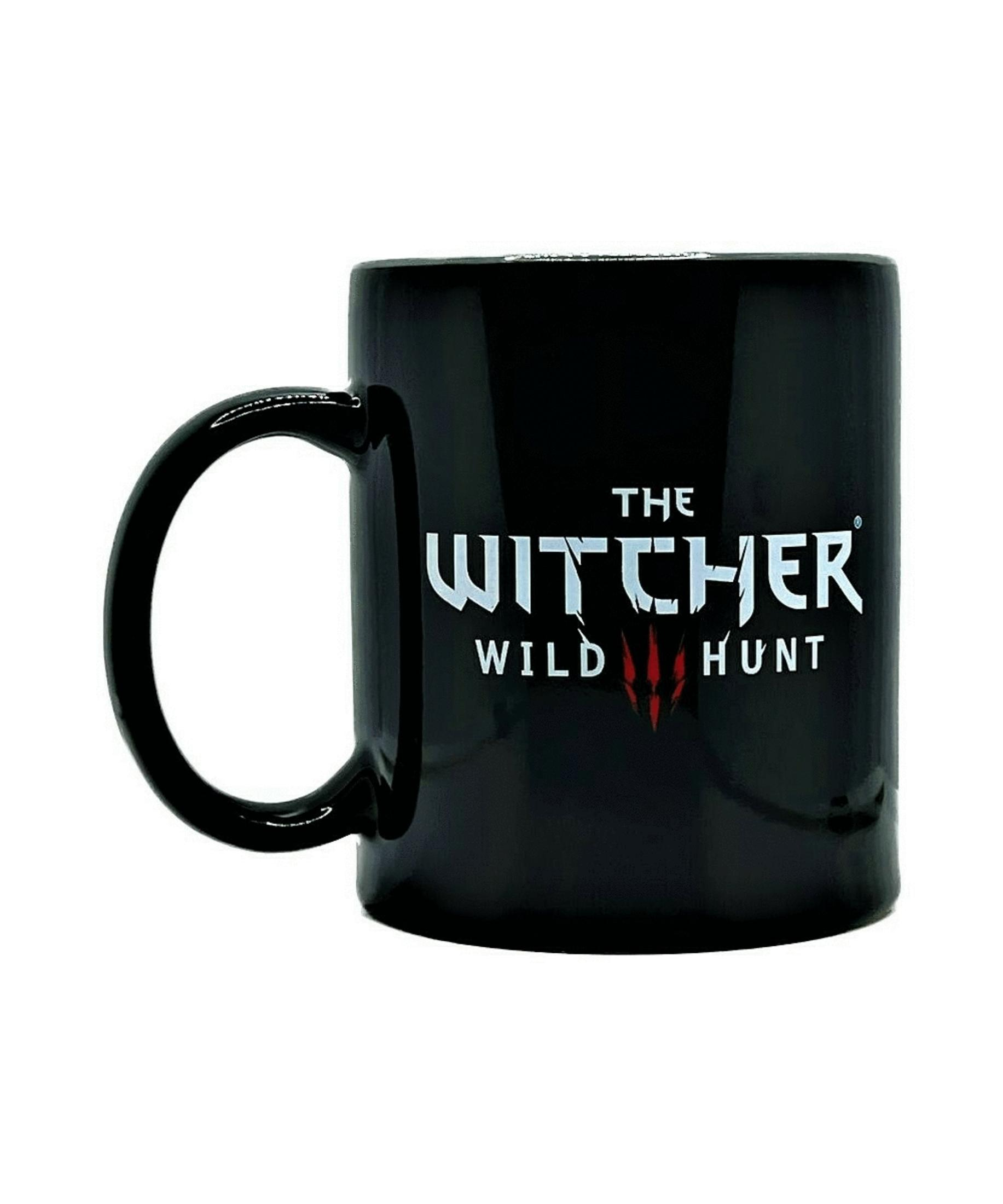 Czarny kubek z logo "The Witcher Wild Hunt" i czerwonymi śladami pazurów.