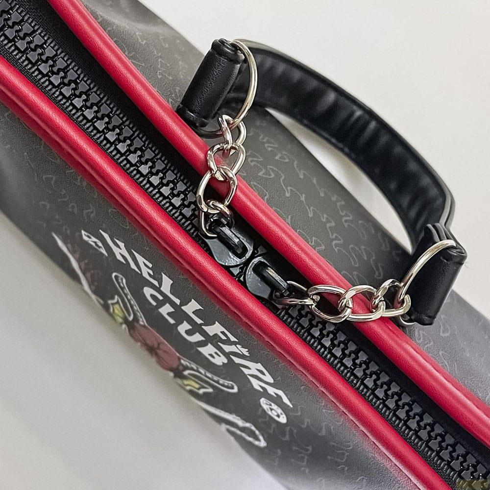 Schwarze Tasche mit rotem Rand, Reißverschluss und Kettengriff.